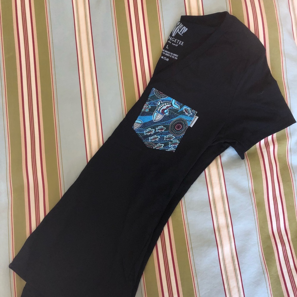 NWOT black short sleeved L serengetee pocket tee